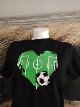 Lade das Bild in den Galerie-Viewer, Fußball Meisterschaften Plotterdatei zum Download Deutschlad EM Fussballfeld Herz DE Flagge Deutschland Flaschen verschönern Fussball Deko Dekoration Europameister Weltmeister Fussball Plotteridee Fussballliebe
