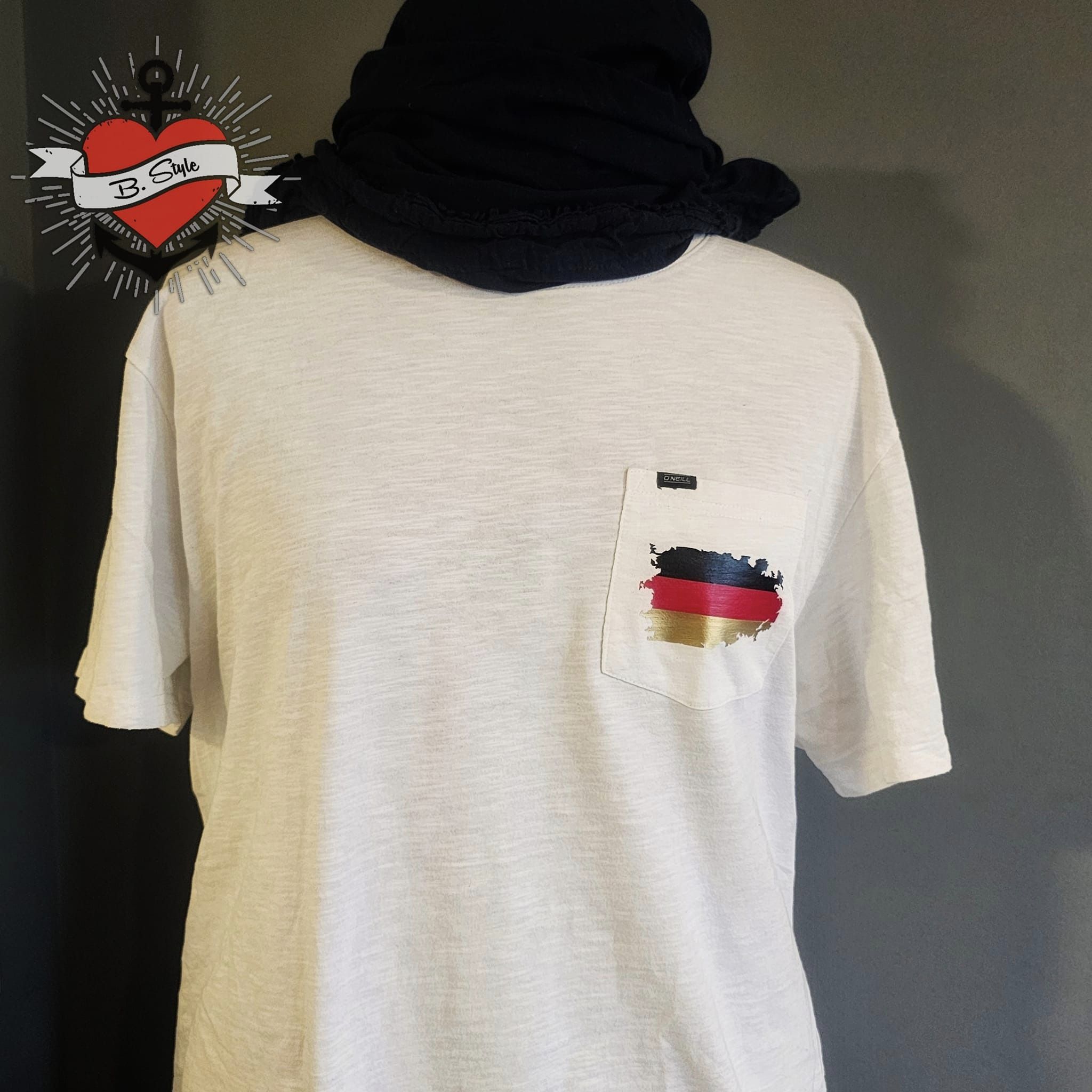 Fußball Meisterschaften Plotterdatei zum Download Deutschlad EM Fussballfeld Herz DE Flagge Deutschland Flaschen verschönern Fussball Deko Dekoration Europameister Weltmeister Fussball Plotteridee T-Shirt