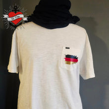 Lade das Bild in den Galerie-Viewer, Fußball Meisterschaften Plotterdatei zum Download Deutschlad EM Fussballfeld Herz DE Flagge Deutschland Flaschen verschönern Fussball Deko Dekoration Europameister Weltmeister Fussball Plotteridee T-Shirt
