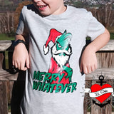 Ein Junge trägt ein graues T-Shirt mit dem Aufdruck 'Merry Whatever' und einem humorvollen Charakter. Ideal für kreative Designs und Bastelideen mit der Plotterdatei von easy-sticks.