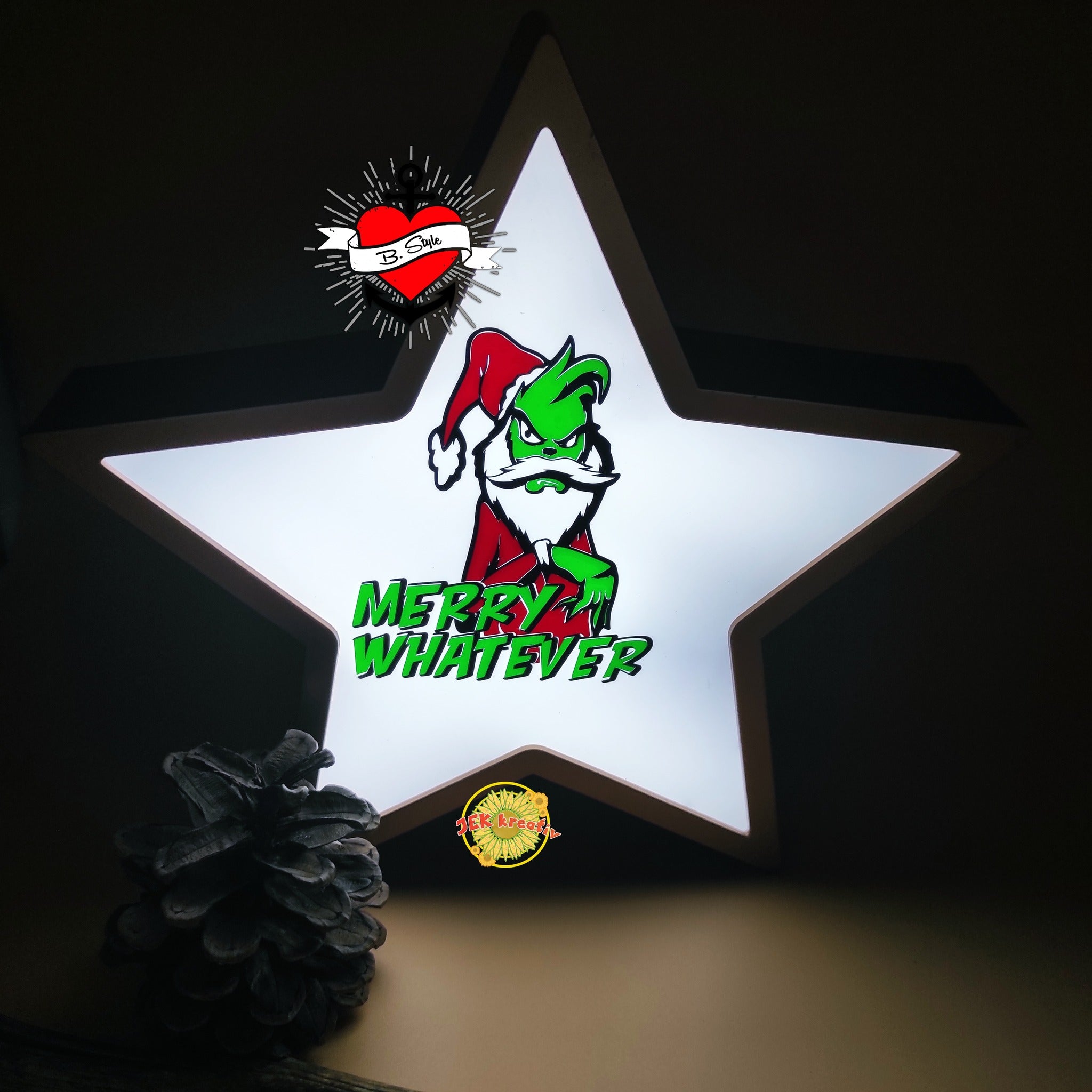 Ein leuchtender Stern mit dem Schriftzug 'Merry Whatever' und einem kreativen grün-bärtigen Charakter. Perfekt für DIY-Projekte mit der nachhaltigen Plotterdatei von easy-sticks.