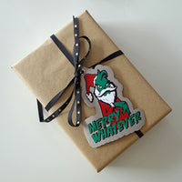 Geschenk verpackt in Kraftpapier mit einem "Merry Whatever" Plotterdatei Anhänger, der dem Geschenk eine kreative Note von easy-sticks verleiht.