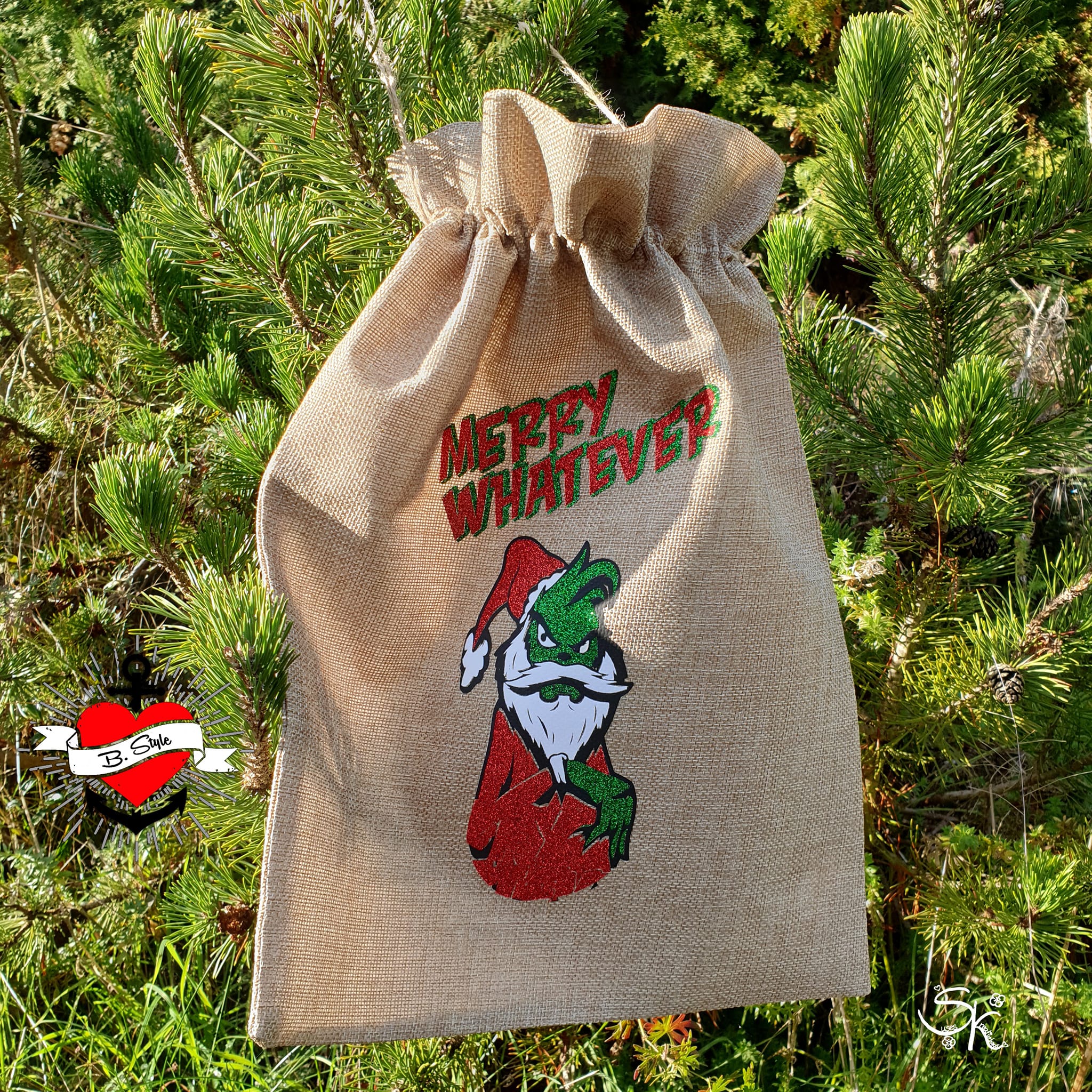 Rustikale Geschenktasche aus Jute mit "Merry Whatever" Plotterdatei Aufdruck, ideal für Weihnachtsgeschenke und festliche Anlässe, erhältlich bei easy-sticks.