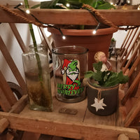 Dekorative Anordnung mit einem "Merry Whatever" Plotterdatei Glas, das stilvolle Elemente in einem gemütlichen Raum kombiniert, geliefert von easy-sticks.