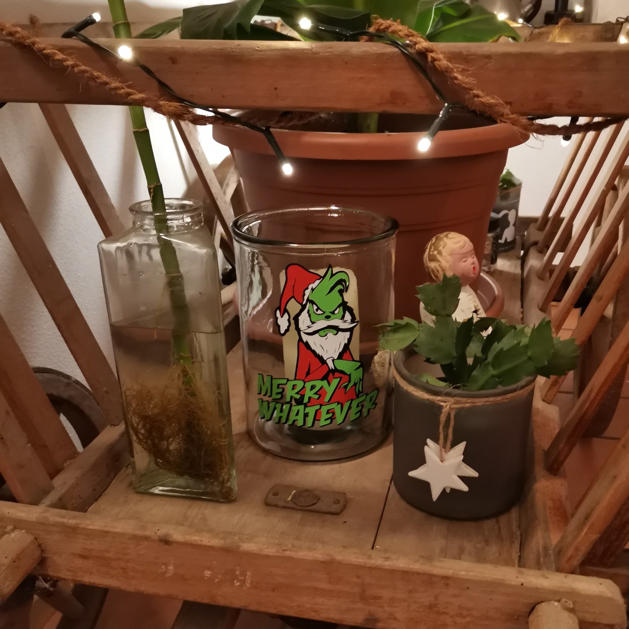 Dekorative Anordnung mit einem "Merry Whatever" Plotterdatei Glas, das stilvolle Elemente in einem gemütlichen Raum kombiniert, geliefert von easy-sticks.