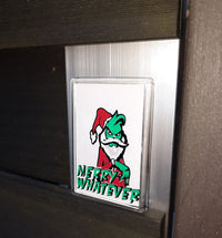 Verschönerte Eingangstür mit einem "Merry Whatever" Plotterdatei Aufkleber von easy-sticks, der einem kreativen Touch verleiht und festliche Stimmung vermittelt.