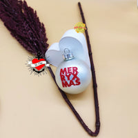 Ein stilvoller Weihnachtsbaum-Schmuck mit dem Schriftzug "MERRY X MAS" in leuchtendem Rot, gestaltet mit der "Merry X Mas" Plotterdatei von easy-sticks für festliche DIY Projekte.