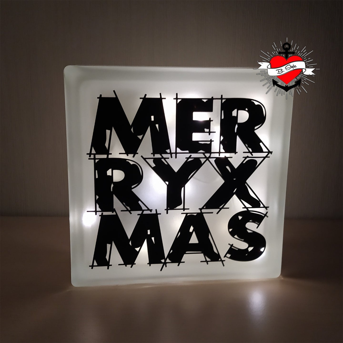 Beleuchtete Darstellung der 'Merry X Mas' Plotterdatei von easy-sticks auf einem leuchtenden Hintergrund, perfekt für festliche Dekoration.