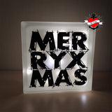 Beleuchtete Darstellung der 'Merry X Mas' Plotterdatei von easy-sticks auf einem leuchtenden Hintergrund, perfekt für festliche Dekoration.