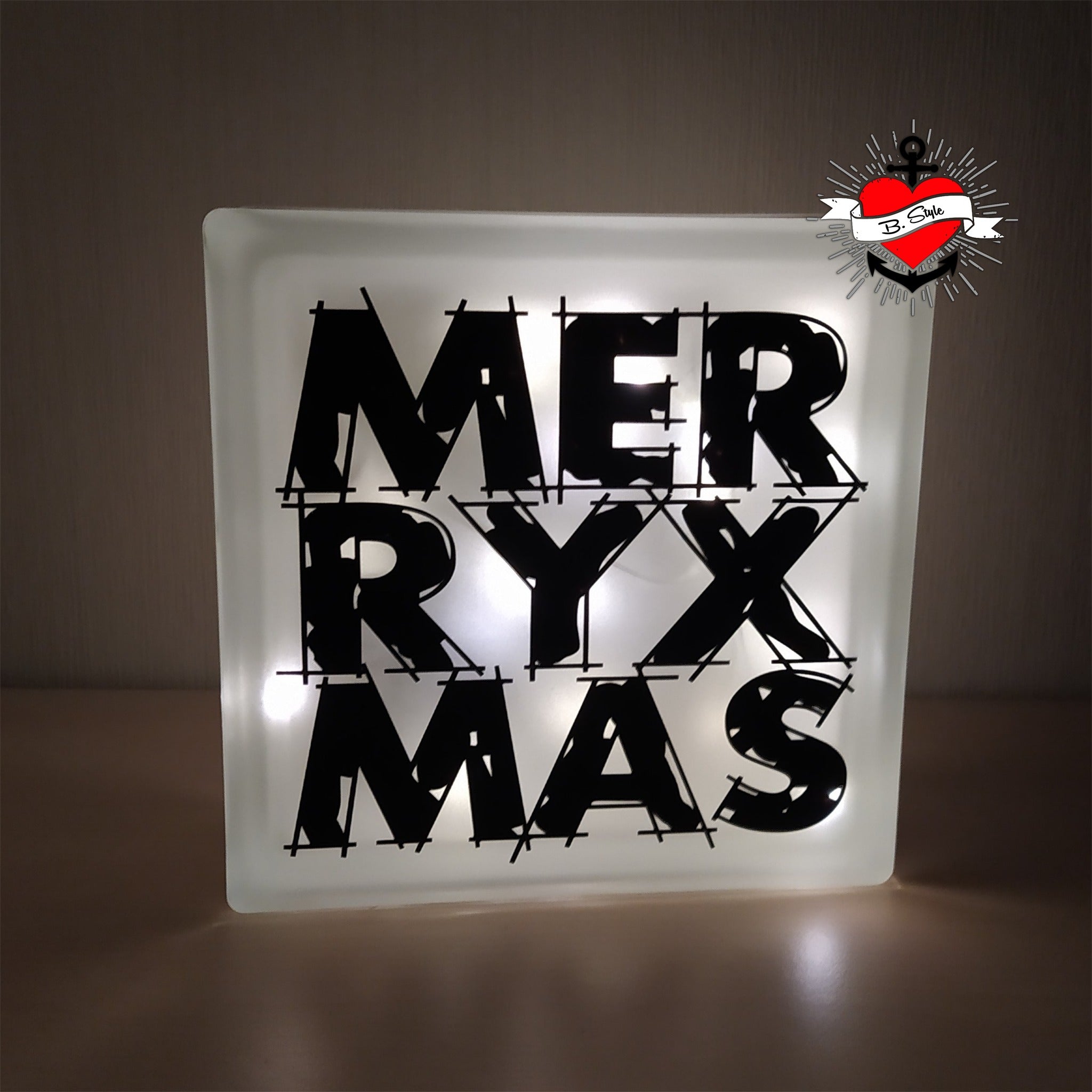 Beleuchtete Darstellung der 'Merry X Mas' Plotterdatei von easy-sticks auf einem leuchtenden Hintergrund, perfekt für festliche Dekoration.