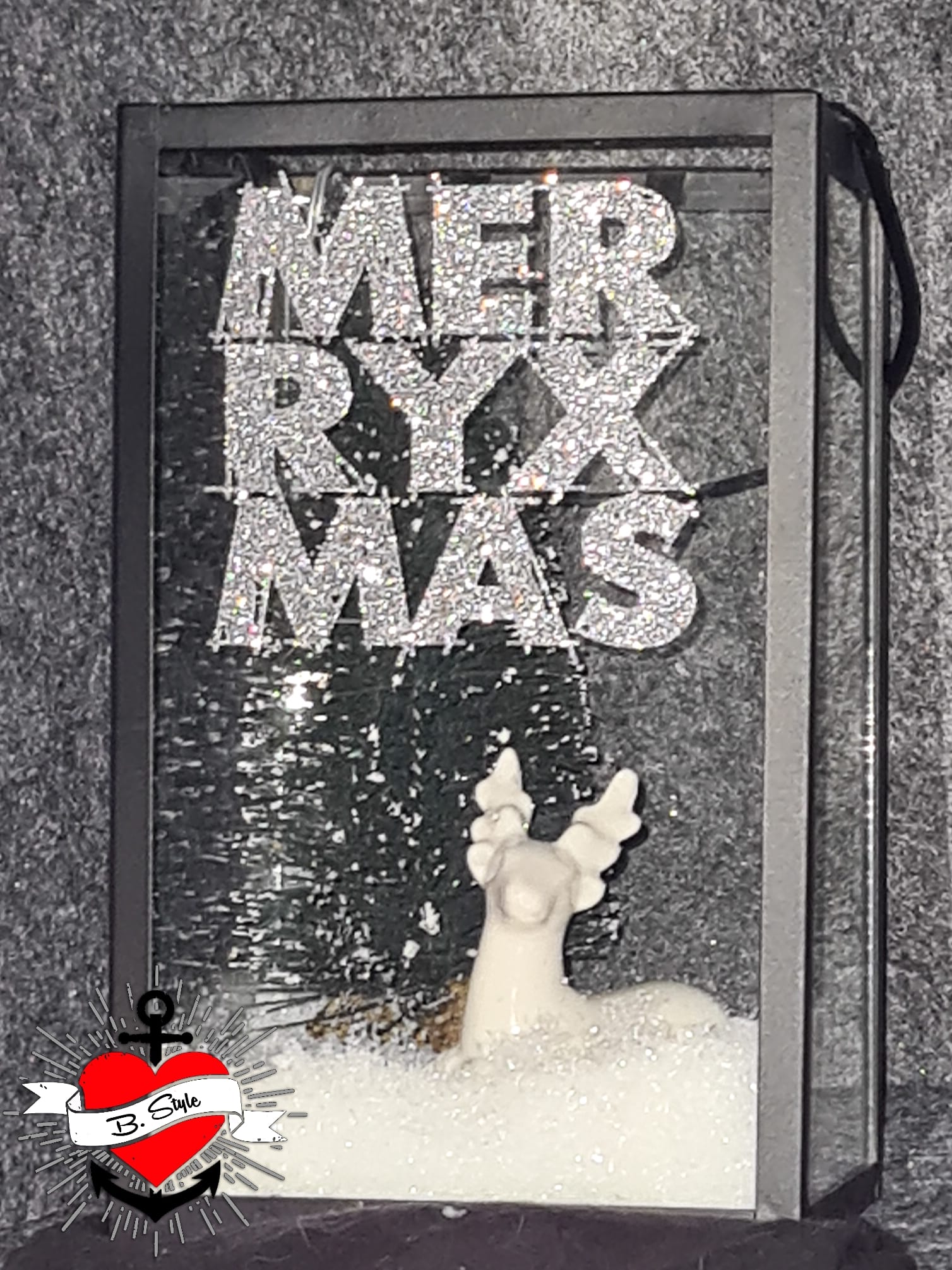 Eine glänzende Laterne mit dem Schriftzug "MERRY X MAS" in glitzerndem Stil, die eine wundervolle festliche Atmosphäre erzeugt. Diese kreative Idee nutzt die "Merry X Mas" Plotterdatei von easy-sticks.