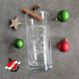 Elegantes Glaskrug-Design, das die 'Merry X Mas' Plotterdatei von easy-sticks zeigt, umgeben von Weihnachtsdekoration, ideal für Weihnachten.