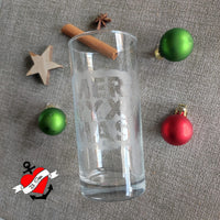 Elegantes Glaskrug-Design, das die 'Merry X Mas' Plotterdatei von easy-sticks zeigt, umgeben von Weihnachtsdekoration, ideal für Weihnachten.