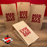 Eine Sammlung von Geschenktüten mit dem Schriftzug "MERRY X MAS" in auffälligem roten Design, ideal für kreative Projekte mit der "Merry X Mas" Plotterdatei von easy-sticks. Perfekt für festliche Anlässe und DIY Ideen.