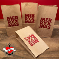 Eine Sammlung von Geschenktüten mit dem Schriftzug "MERRY X MAS" in auffälligem roten Design, ideal für kreative Projekte mit der "Merry X Mas" Plotterdatei von easy-sticks. Perfekt für festliche Anlässe und DIY Ideen.