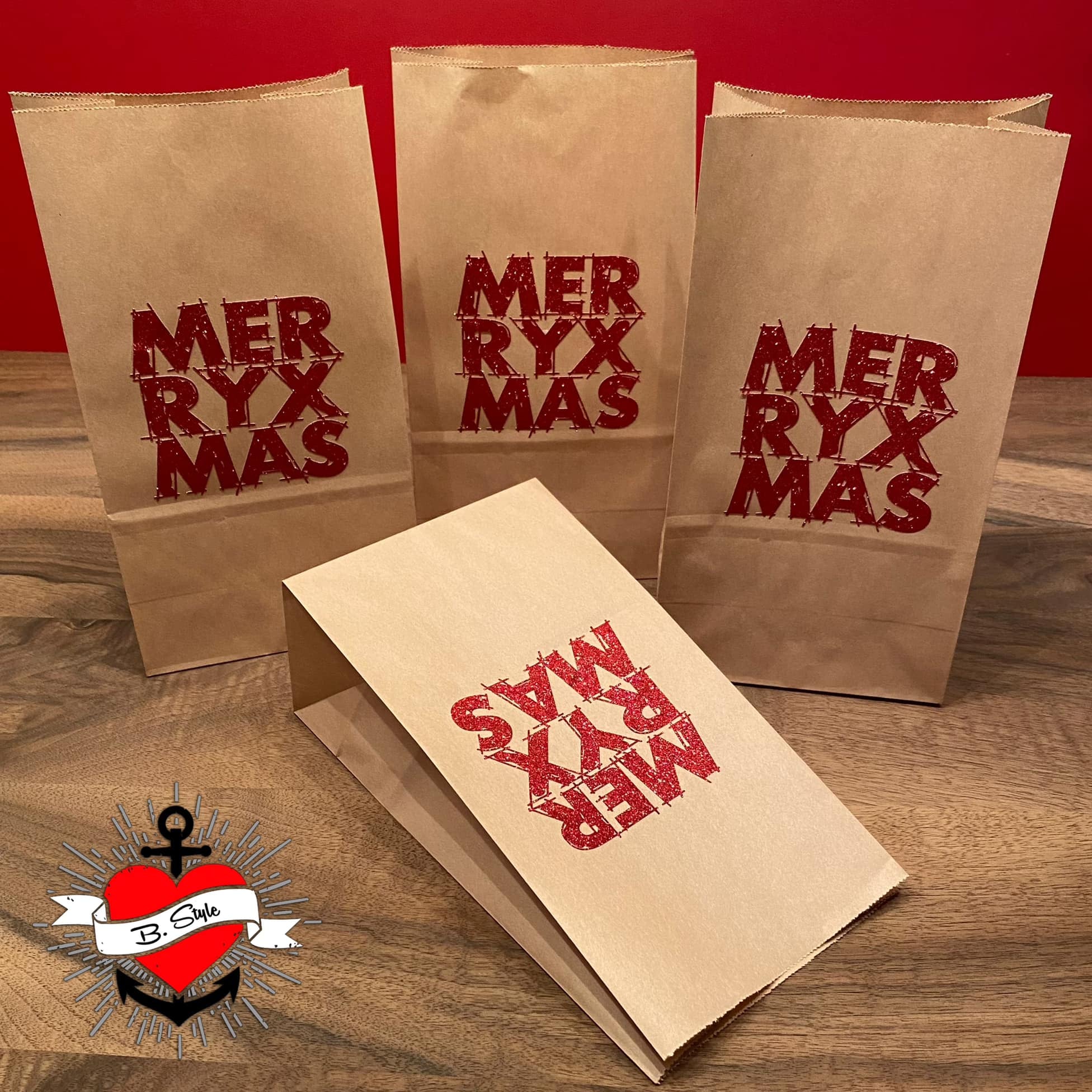Eine Sammlung von Geschenktüten mit dem Schriftzug "MERRY X MAS" in auffälligem roten Design, ideal für kreative Projekte mit der "Merry X Mas" Plotterdatei von easy-sticks. Perfekt für festliche Anlässe und DIY Ideen.