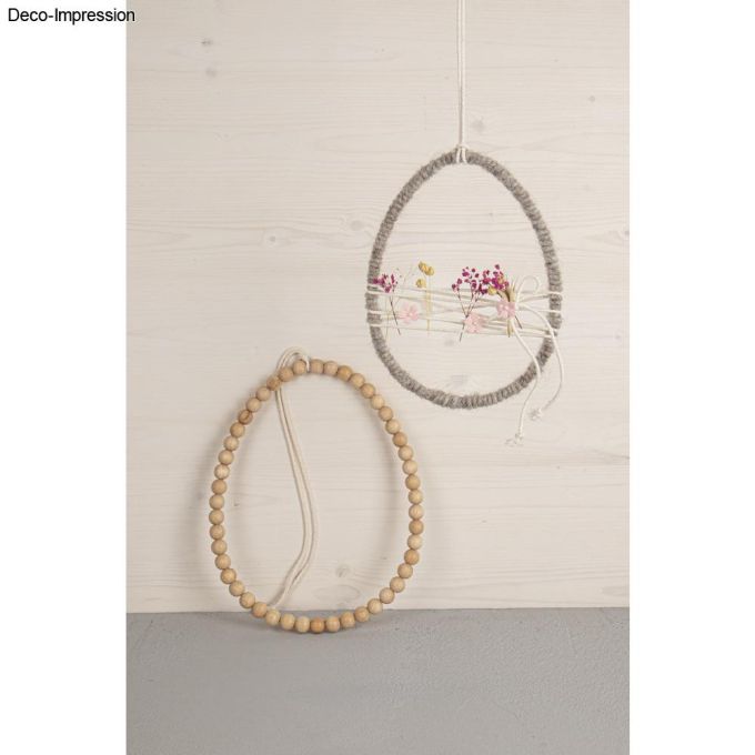 Zwei Metallringe in Ei-Form von easy-sticks, einer dekoriert mit Trockenblumen, perfekt für Frühling und Ostern.