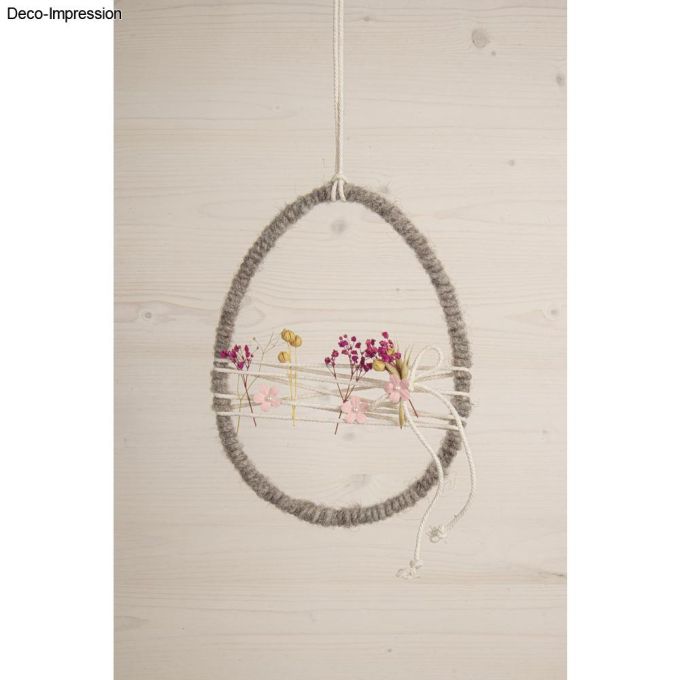 Metallring Ei, 20cm - für dein Oster DIY von easy-sticks: Ein elegant dekorierter Metallring mit einer weichen Wolle und bunten Blumen, ideal für die Osterzeit.