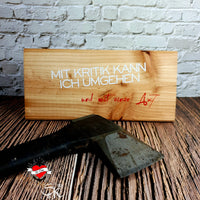 Holzplatte mit dem Schriftzug "Mit Kritik kann ich umgehen - und mit einer Axt" von easy-sticks, die als Plotterdatei gestaltet wurde. Perfekt für kreative Projekte und DIY-Ideen.