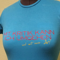 Hellblaues T-Shirt mit dem Schriftzug "Mit Kritik kann ich umgehen - und mit einer Axt", hergestellt von easy-sticks mit der kreativen Plotterdatei.