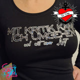 Damen T-Shirt mit funkelndem Aufdruck "Mit Kritik kann ich umgehen - und mit einer Axt", präsentiert von easy-sticks und inspiriert durch die Plotterdatei.