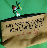 Bunte Aufbewahrungstasche mit dem Text "Mit Kritik kann ich umgehen - und mit einer Axt", ideal für kreative Projekte mit der Plotterdatei von easy-sticks.