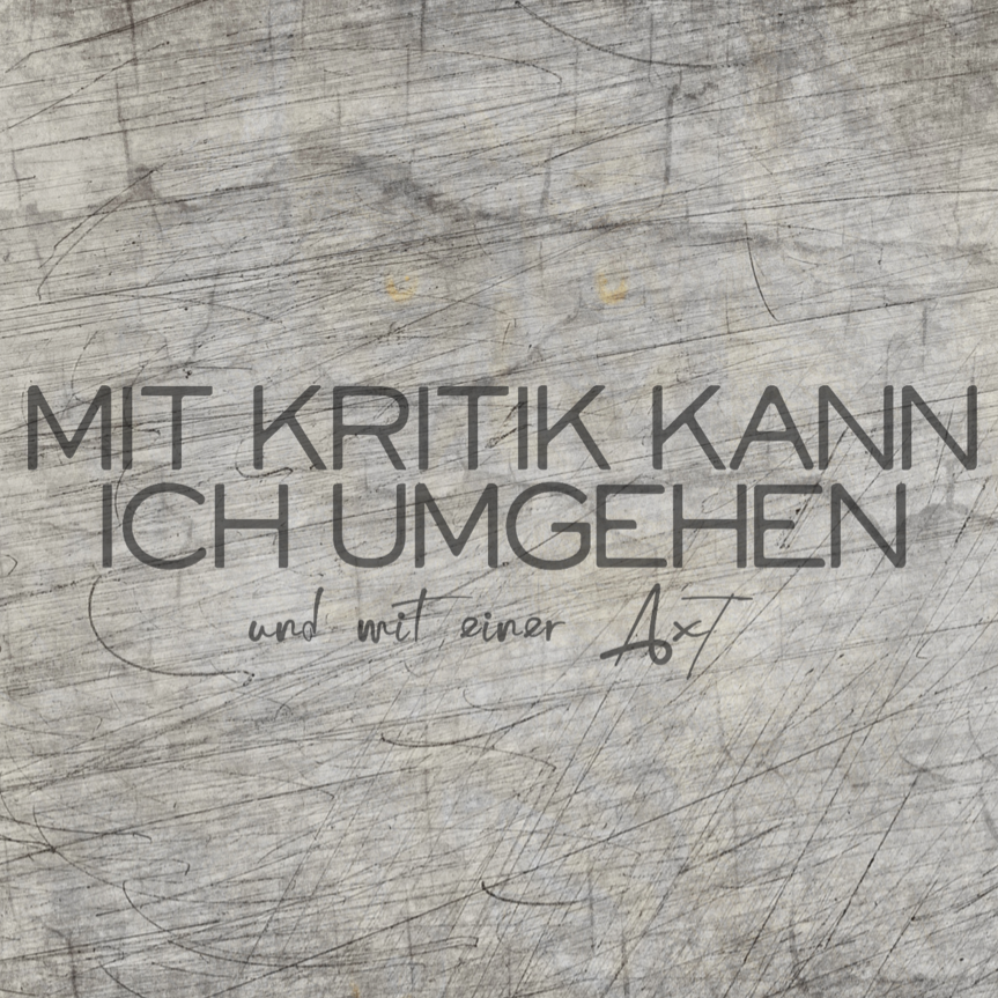 Inspirierendes Design "Mit Kritik kann ich umgehen - und mit einer Axt" auf einem strukturierten Hintergrund. Ideal für kreative Projekte mit der Plotterdatei von easy-sticks.