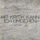 Inspirierendes Design "Mit Kritik kann ich umgehen - und mit einer Axt" auf einem strukturierten Hintergrund. Ideal für kreative Projekte mit der Plotterdatei von easy-sticks.