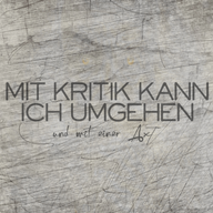Inspirierendes Design "Mit Kritik kann ich umgehen - und mit einer Axt" auf einem strukturierten Hintergrund. Ideal für kreative Projekte mit der Plotterdatei von easy-sticks.