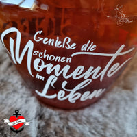 Nahaufnahme eines Glases mit dem Spruch 'Genieße die schönen Momente im Leben', kreiert mit der Plotterdatei von easy-sticks.