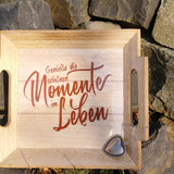 Holztablett mit dem Schriftzug 'Genieße die schönen Momente im Leben'. Gestaltet mit der Plotterdatei von easy-sticks.