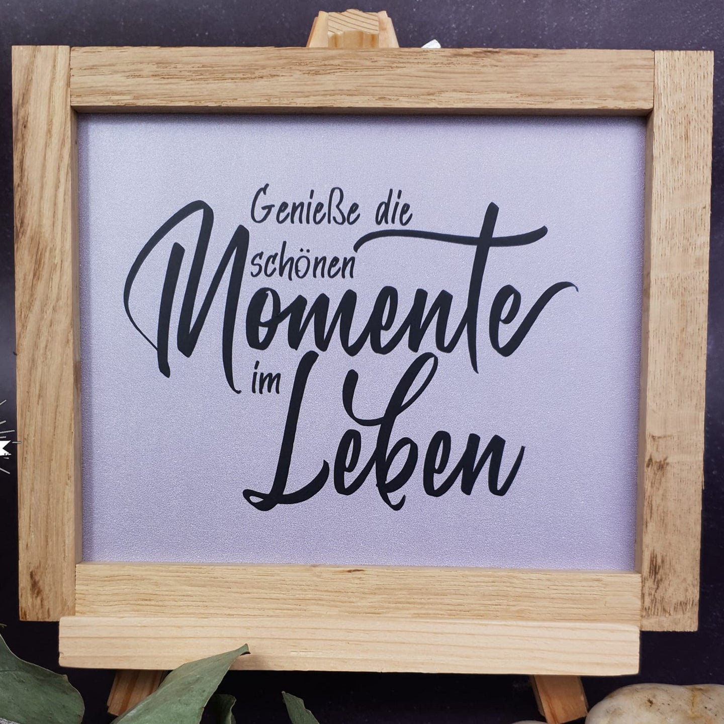 Stylische Präsentation der Plotterdatei 'Genieße die schönen Momente im Leben' von easy-sticks, eingerahmt in einem natürlichen Holzrahmen.