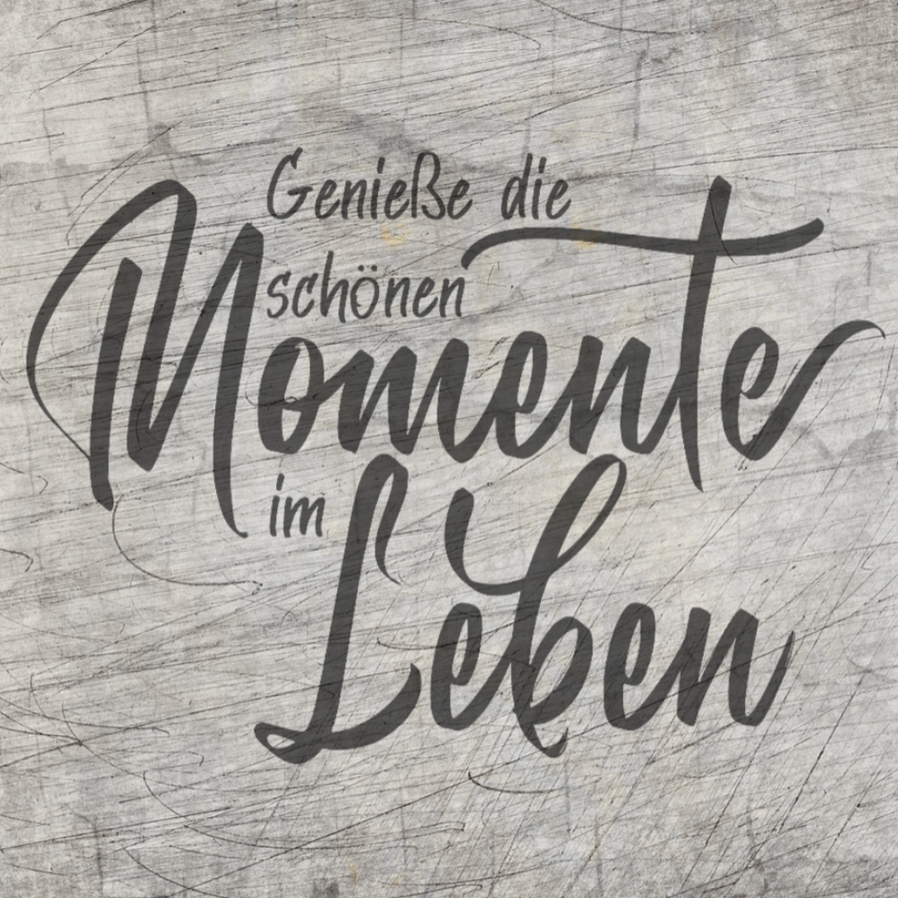 Kreative Plotterdatei 'Genieße die schönen Momente im Leben' von easy-sticks, präsentiert in handgeschriebenem Design auf Holztextur.