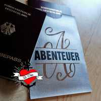 Monogram "A" Plotterdatei von easy-sticks, dekorativer nächster Reisepass mit dem Design "ABENTEUER". Ideal für kreative Projekte und personalisierte Geschenke.