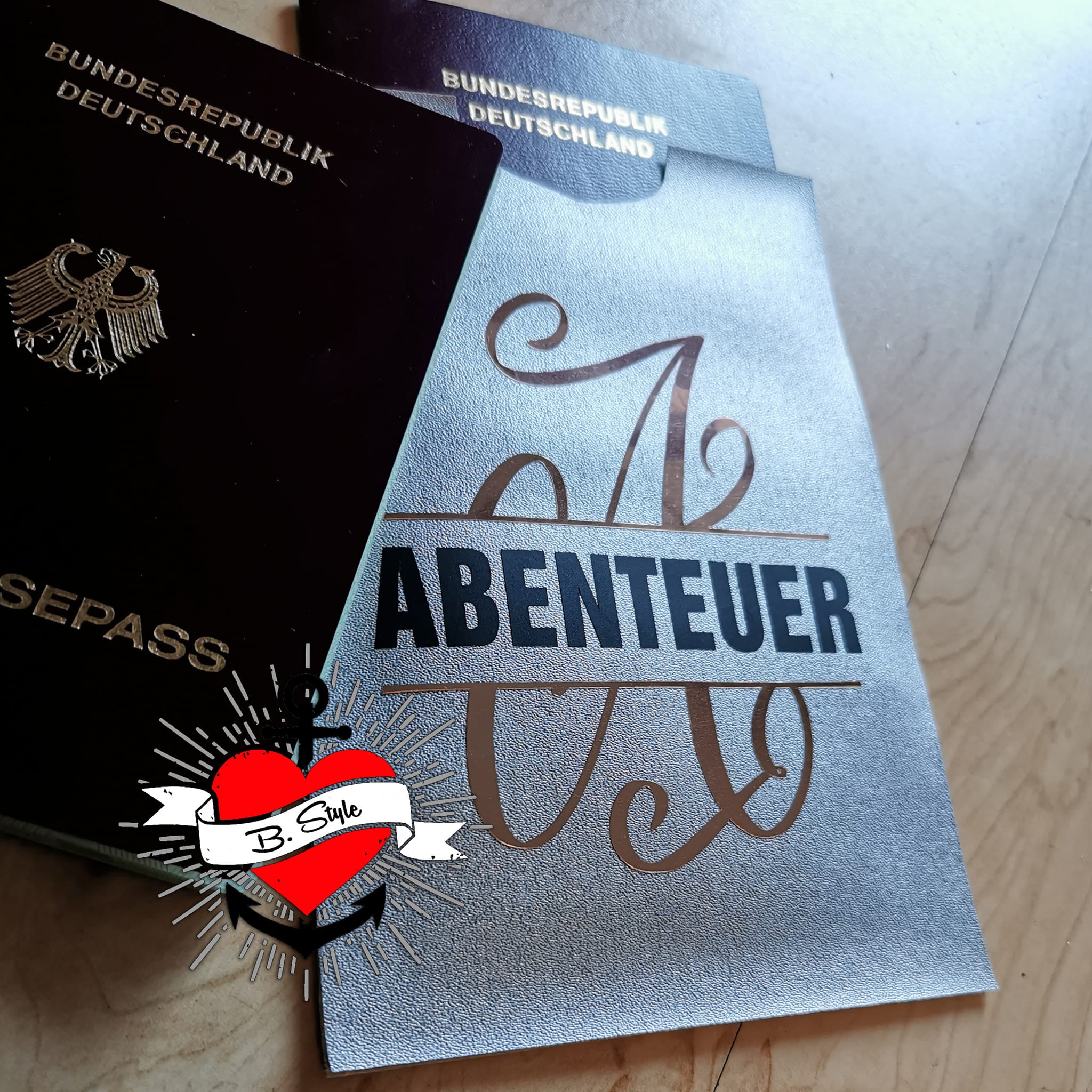 Monogram "A" Plotterdatei von easy-sticks, dekorativer nächster Reisepass mit dem Design "ABENTEUER". Ideal für kreative Projekte und personalisierte Geschenke.