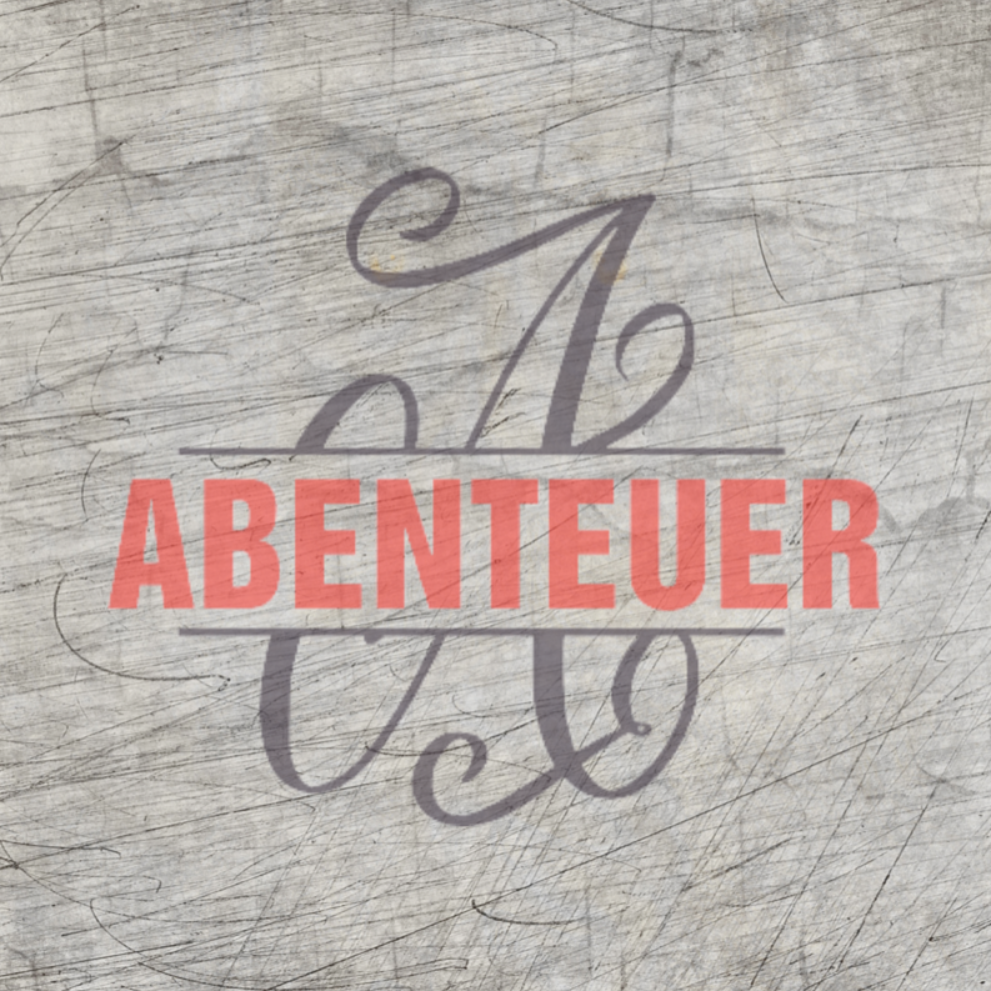 Monogramm 'A' Plotterdatei von easy-sticks; elegantes Design mit dem Wort 'ABENTEUER' auf rustic Holz Hintergrund, ideal für kreative Projekte.