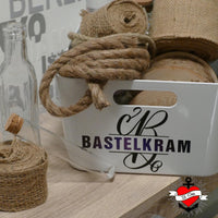 DIY Bastelaufbewahrung mit Monogramm "B" von easy-sticks. Kreatives Design mit Bastelmaterialien wie Jute und Holz in einem modernen weißen Behälter für kreative Projekte.