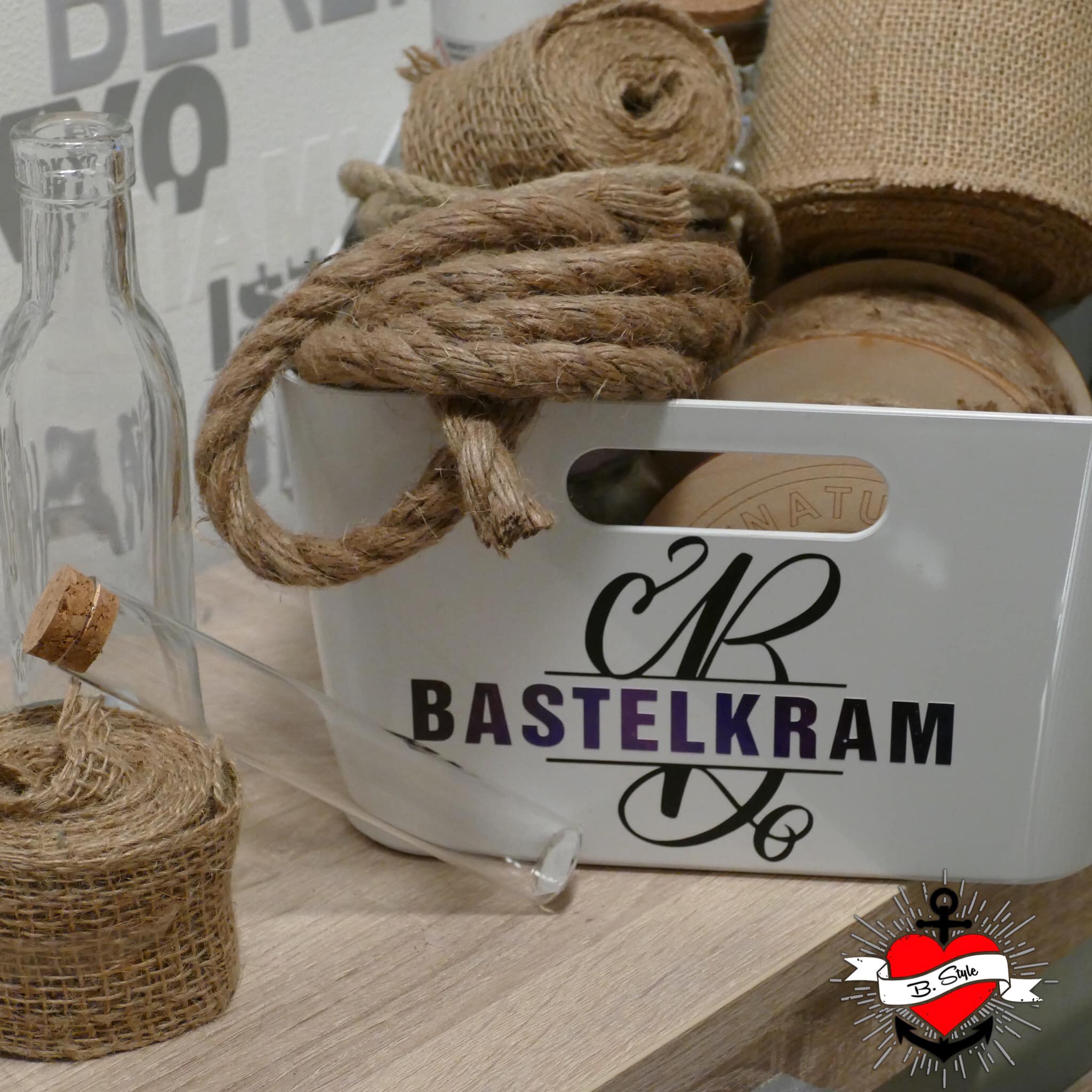 DIY Bastelaufbewahrung mit Monogramm "B" von easy-sticks. Kreatives Design mit Bastelmaterialien wie Jute und Holz in einem modernen weißen Behälter für kreative Projekte.