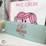 Stilvolle Buchstütze mit Monogramm "B" von easy-sticks. Helle Holzfarbe und auffällige Gravur für eine elegante Aufbewahrung von Büchern und kreativen Ideen.