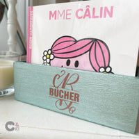 Stilvolle Buchstütze mit Monogramm "B" von easy-sticks. Helle Holzfarbe und auffällige Gravur für eine elegante Aufbewahrung von Büchern und kreativen Ideen.