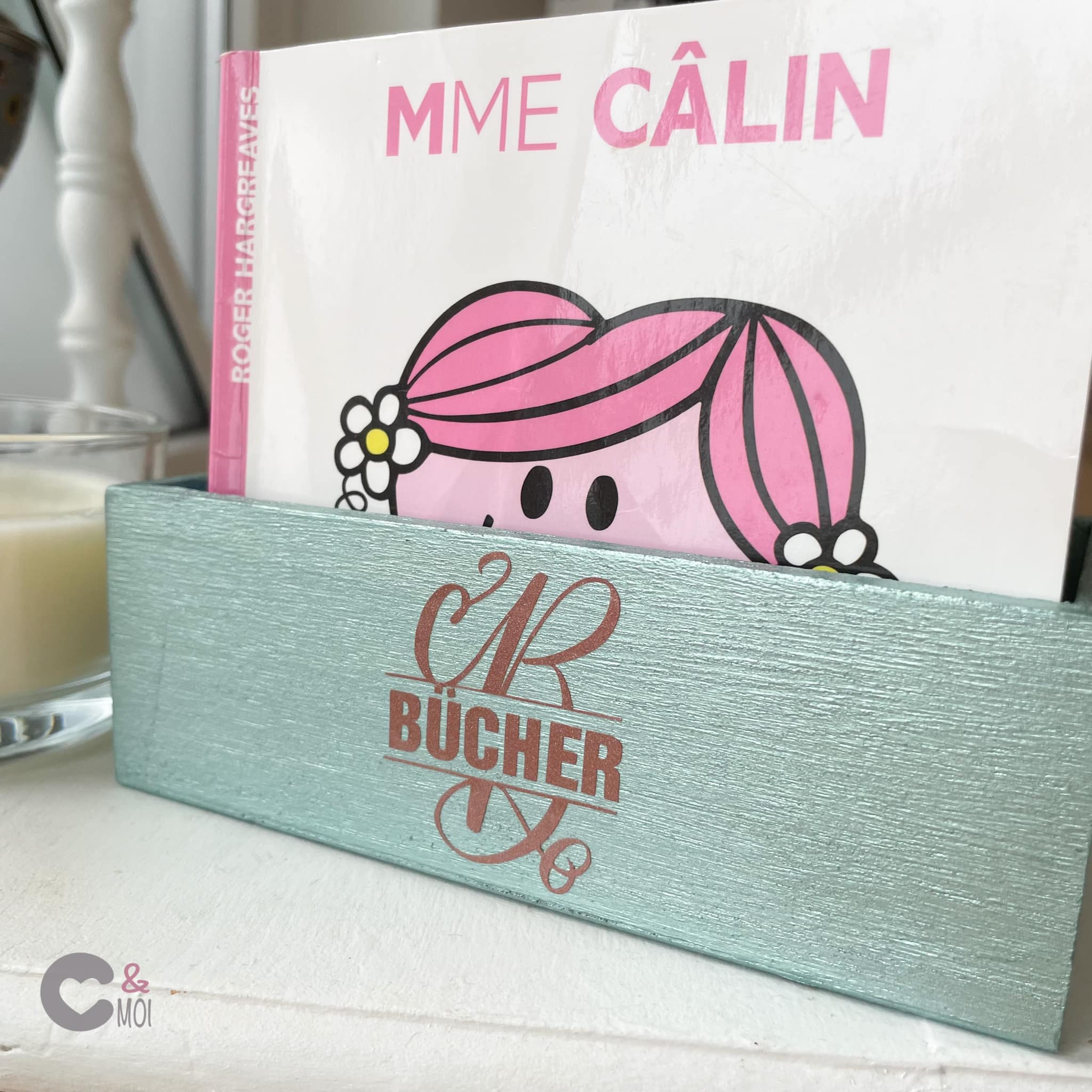 Stilvolle Buchstütze mit Monogramm "B" von easy-sticks. Helle Holzfarbe und auffällige Gravur für eine elegante Aufbewahrung von Büchern und kreativen Ideen.