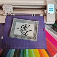 Laser Schneidmaschine, die eine dekorative Tafel mit dem Text 'PLOTTEN FÜR B.STYLE' anzeigt, produziert mit der Monogram 'B' Plotterdatei von easy-sticks.