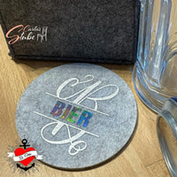 Stylischer Untersetzer aus Filz mit dem Monogramm 'B' und dem Wort 'BIER', designt mit der Monogram 'B' Plotterdatei von easy-sticks.