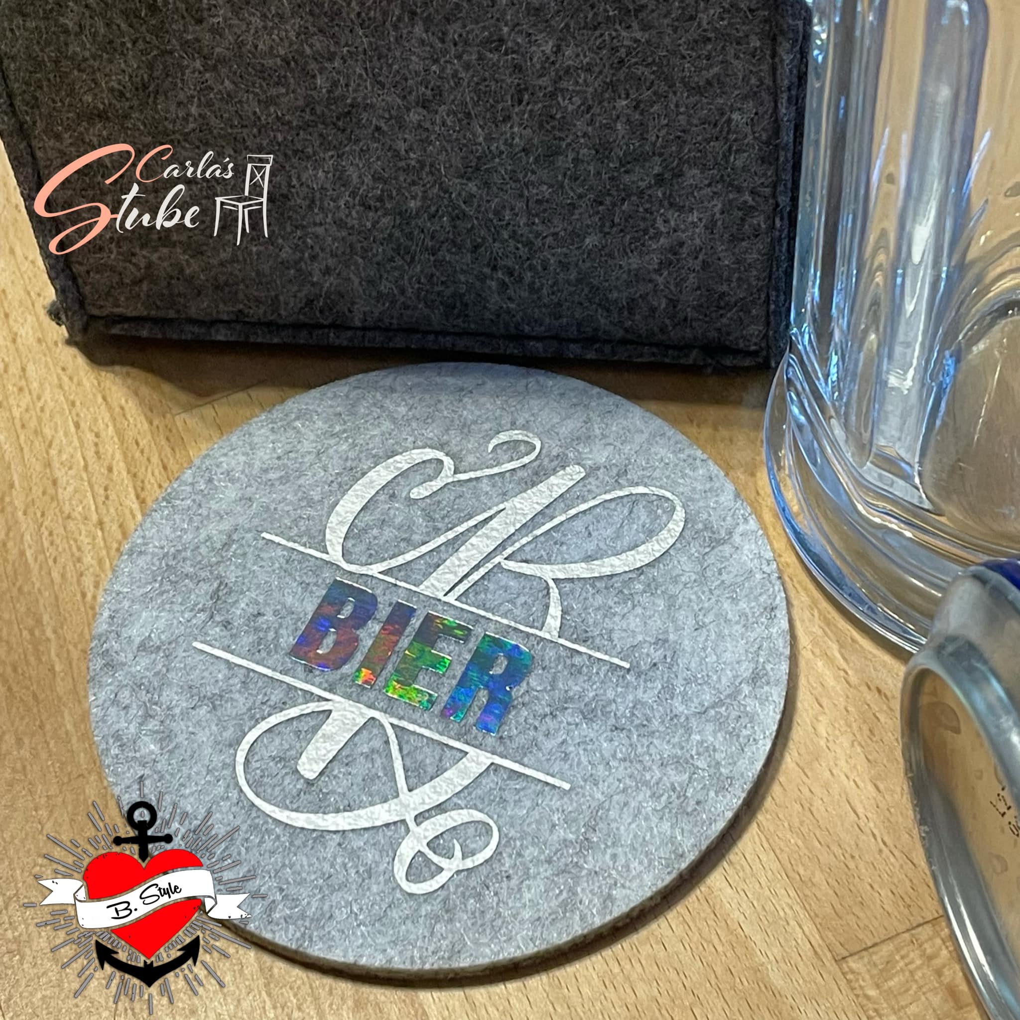 Stylischer Untersetzer aus Filz mit dem Monogramm 'B' und dem Wort 'BIER', designt mit der Monogram 'B' Plotterdatei von easy-sticks.