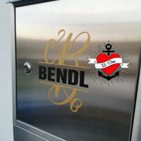 Briefkasten mit dem Monogramm 'B' und dem Namen 'BENDL', gestaltet mit der Monogram 'B' Plotterdatei von easy-sticks.