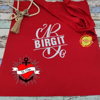 Rote Tragetasche mit Monogramm 'B' und dem Namen 'Birgit' sowie dem B.Style Logo, inspiriert von der Monogram 'B' Plotterdatei von easy-sticks.