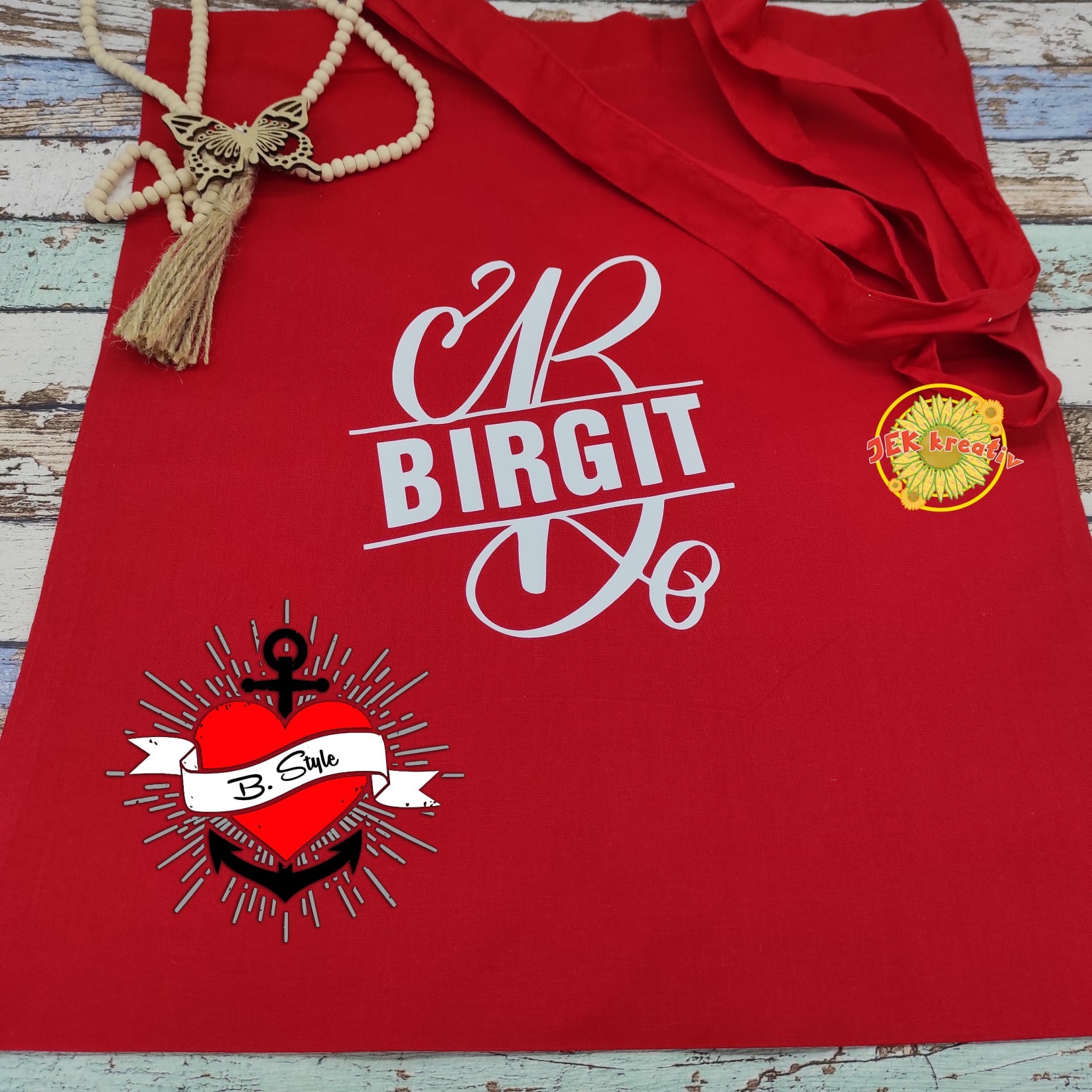 Rote Tragetasche mit Monogramm 'B' und dem Namen 'Birgit' sowie dem B.Style Logo, inspiriert von der Monogram 'B' Plotterdatei von easy-sticks.