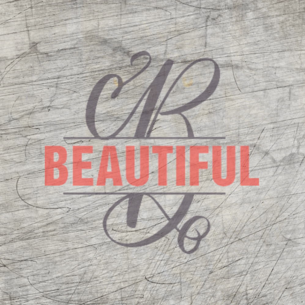 Kreative Monogramm Plotterdatei 'B' von easy-sticks, gestaltet auf einer Holzoberfläche mit filigranem Design und dem Wort 'BEAUTIFUL' in leuchtendem Rot.