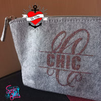 Stylische graue Kosmetiktasche mit glitzerndem Monogramm "C" von easy-sticks, perfekt für kreative Aufbewahrungslösungen.