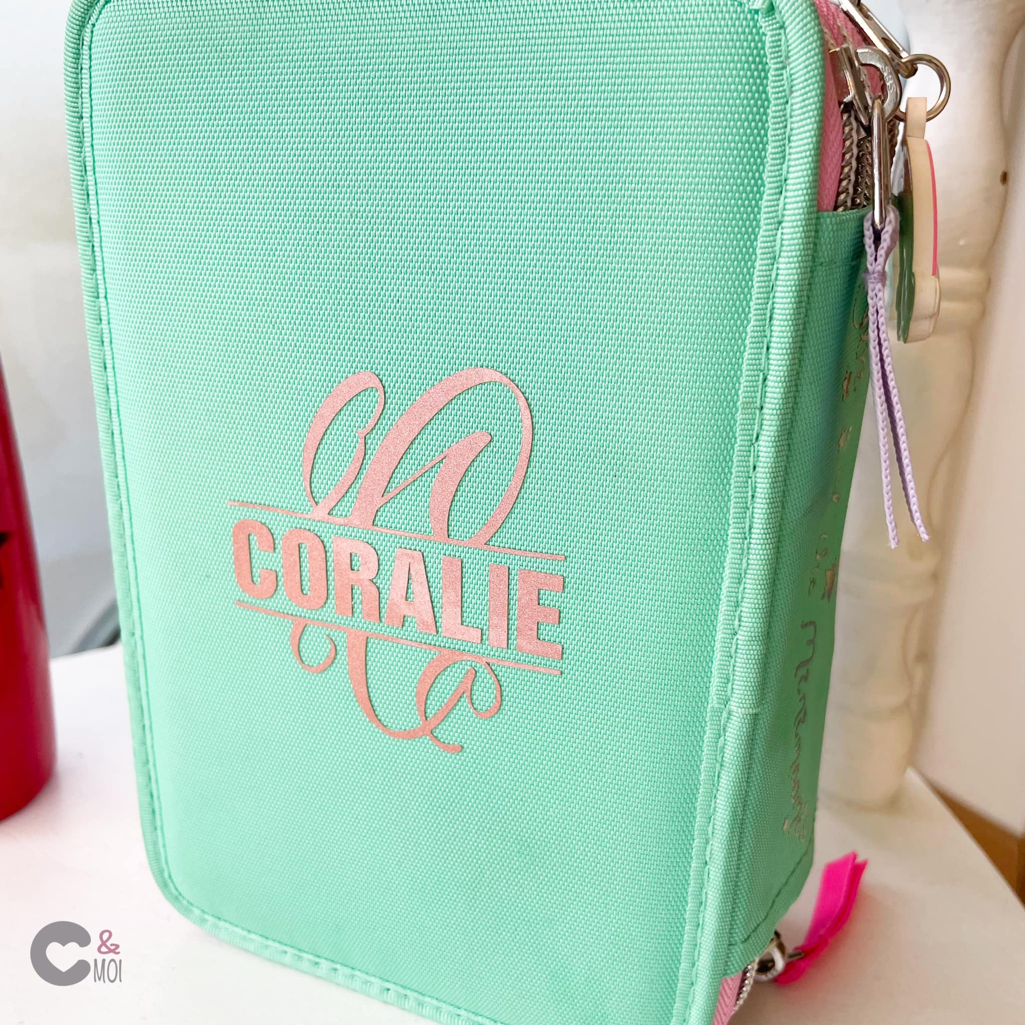 Mintgrüne Tasche mit dem Aufdruck 'CORALIE' und dem eleganten Monogramm 'C', designt von easy-sticks.
